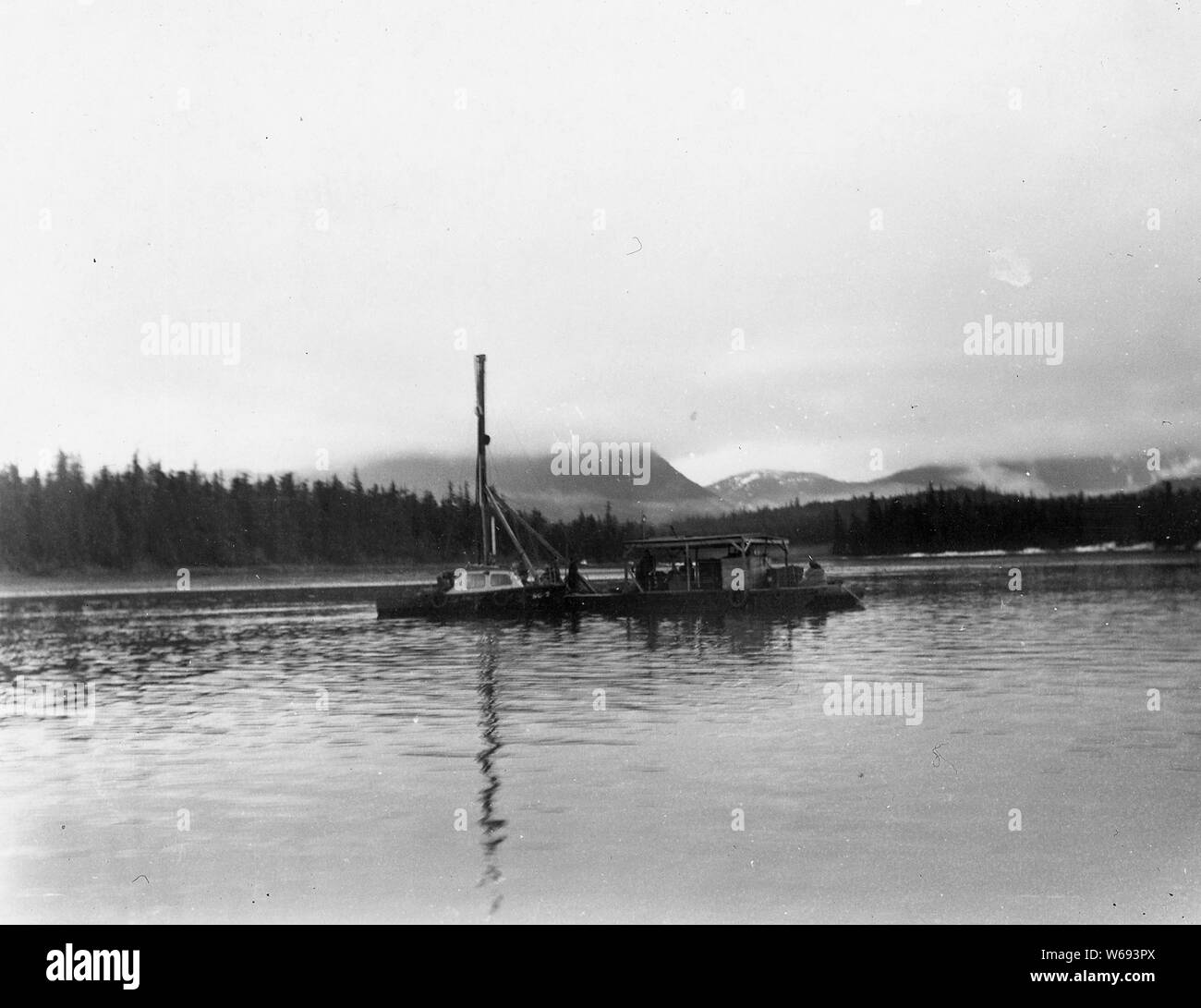 Wrangell verengt, Alaska. Ansicht jet Barge und SC-2 Verankerung am Tage und nach der Arbeit an der Grünen Rock. Zu 4.: 00 p, m, mit bedecktem Himmel. 12 Jan. 1948. Stockfoto