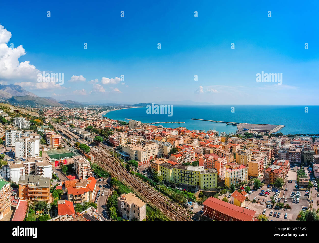 Panoramablick auf das Meer Landschaft mit Formia, Latium, Italien. Malerische Resort Stadt Dorf mit schönen Sandstrand und klarem blauen Wasser. Bekannte touristische Destination in Stockfoto