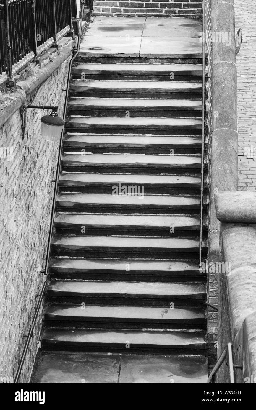 Stein Schritte außerhalb Salze Mill in Saltaire, Yorkshire. Stockfoto