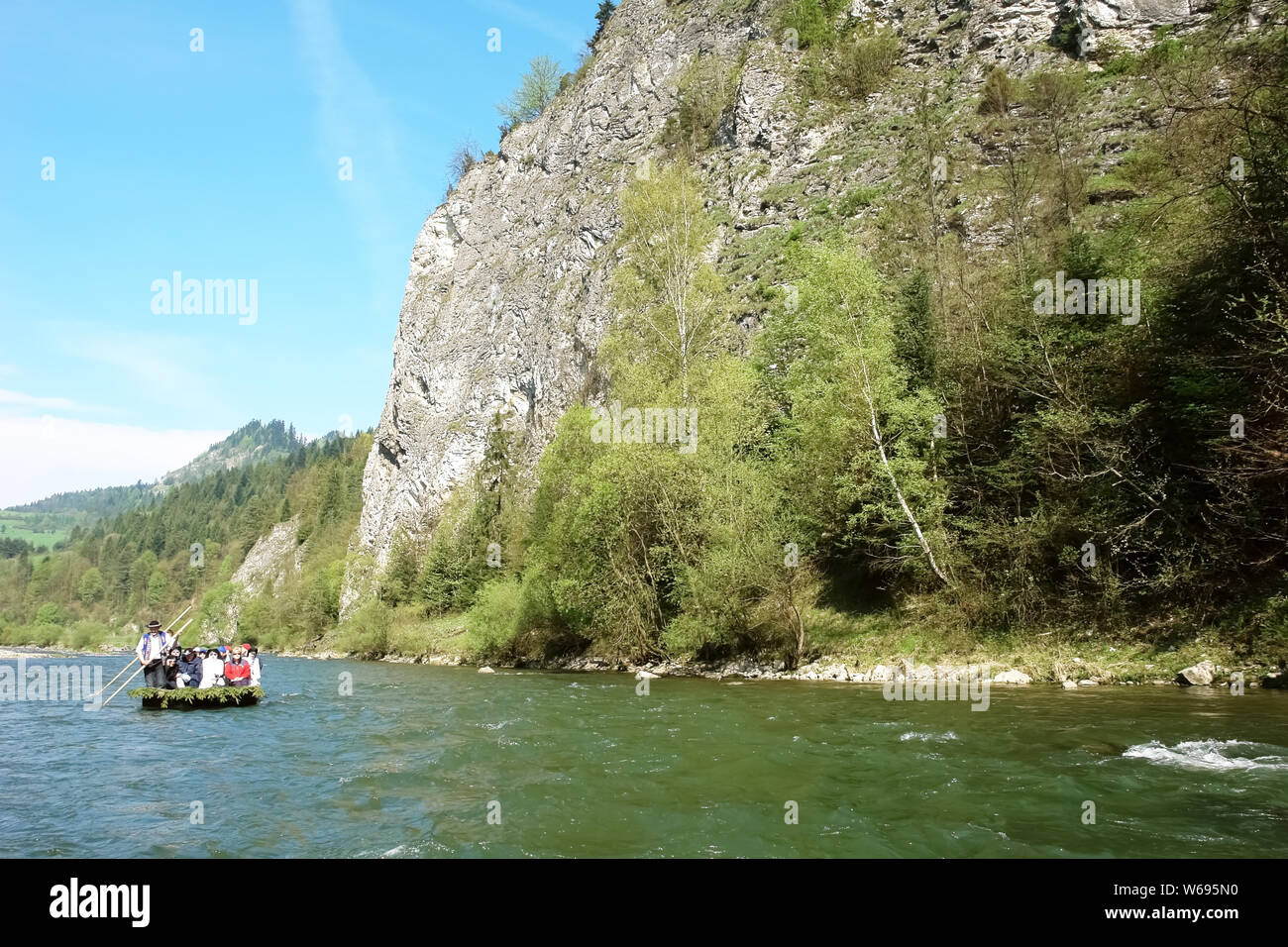 Rafting der Touristen in den Bergen der Slowakei im Frühjahr. Stockfoto