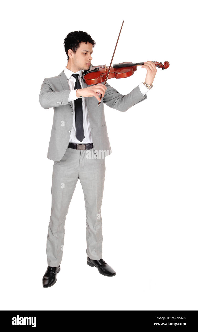 Ein junger stattlicher Mann in einem grauen Anzug Violine zu spielen, konzentriert, bei weißem Hintergrund Stockfoto