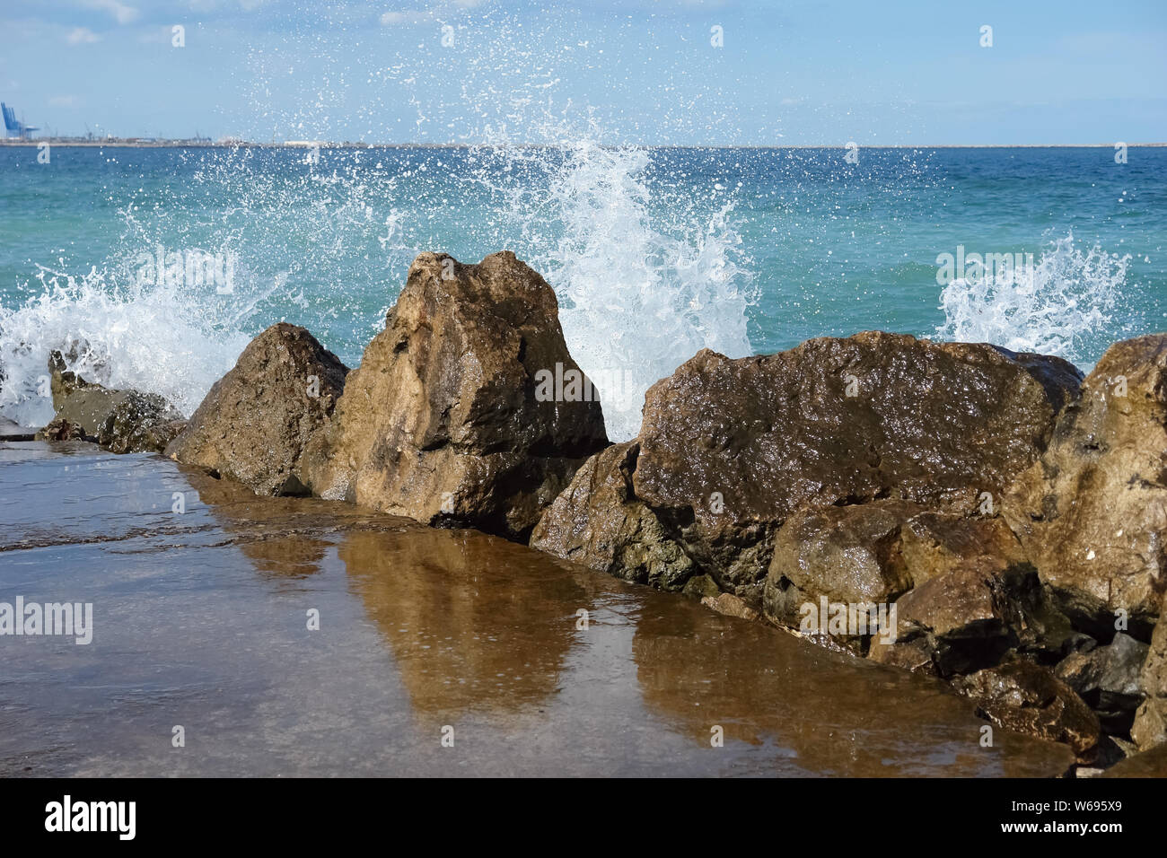 Sea Wave splash am Wellenbrecher am Strand des Rumänischen Resort Eforie Nord. Stockfoto