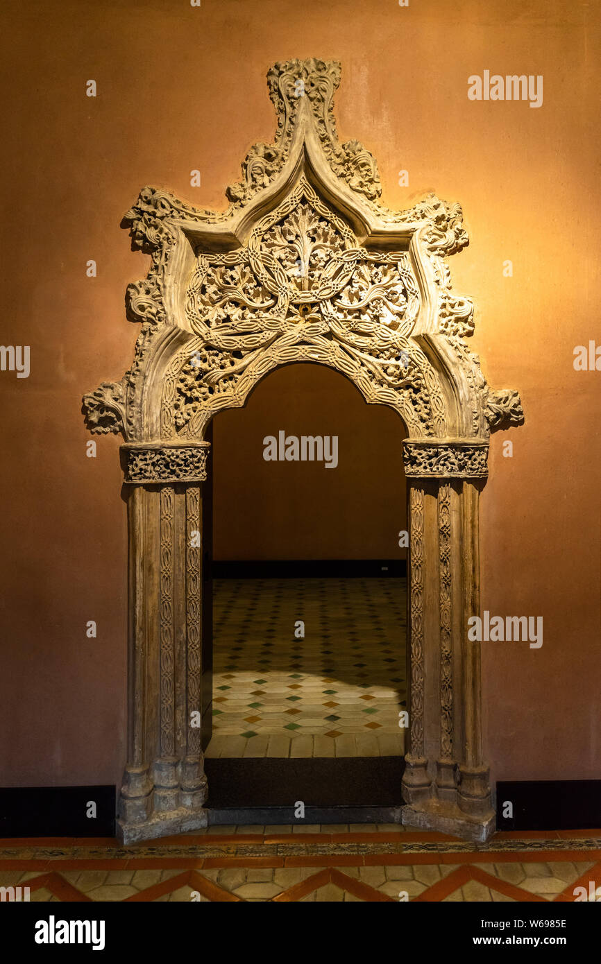 Portal im Thronsaal des Aljaferia Palastes. Zaragoza, Aragon, Spanien, Dezember 2018 Stockfoto