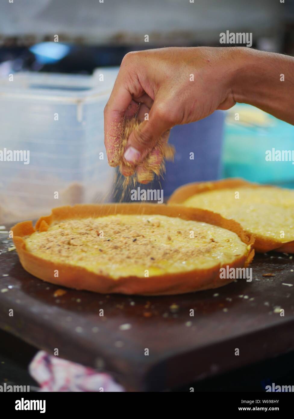 Der Prozess der Herstellung von süßen martabak (Terang Bulan). Süßer Martabak beginnt mit einem sehr eggy Teig, der dann in den gleichen großen gegossen wird. Stockfoto