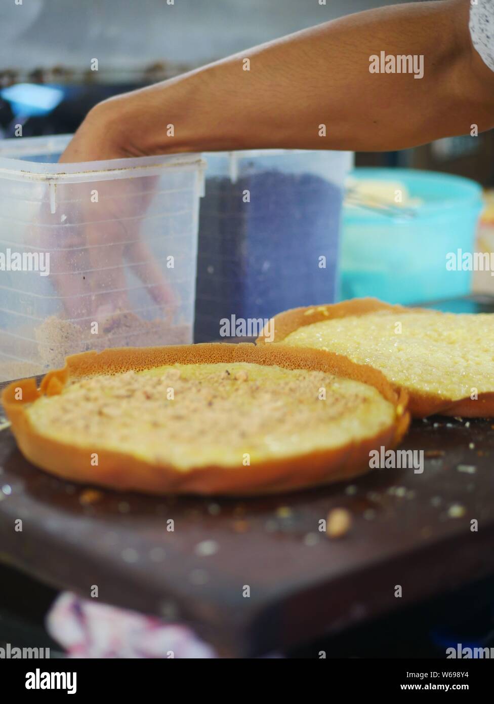 Der Prozess der Herstellung von süßen martabak (Terang Bulan). Süßer Martabak beginnt mit einem sehr eggy Teig, der dann in den gleichen großen gegossen wird. Stockfoto