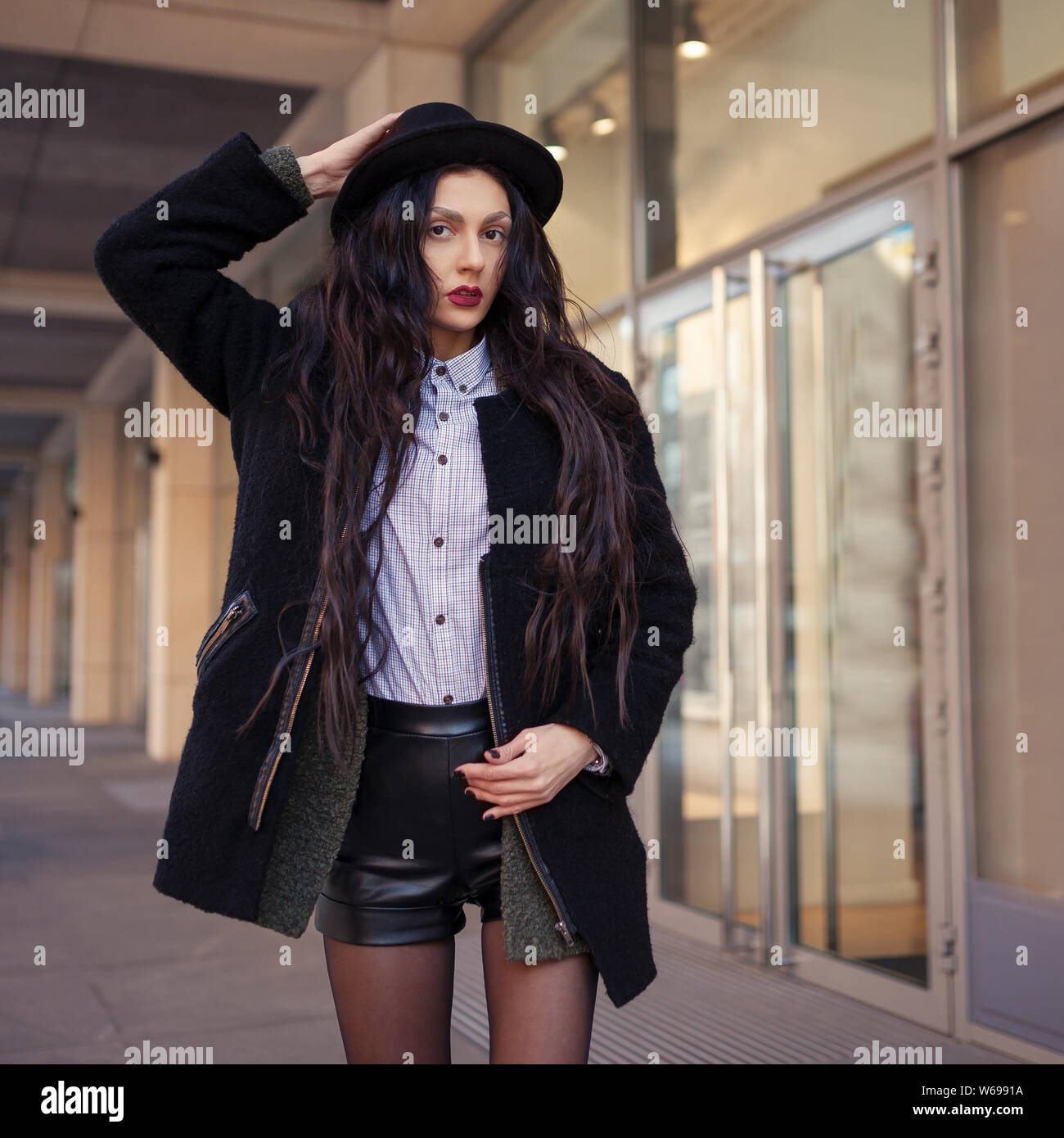 Outdoor Lifestyle Portrait Von Hubschen Jungen Madchen Tragen Hipster Swag Grunge Style Auf Der Stadtischen Hintergrund Tragen Hut Und Jeans Mit Rucksack Feder Fa Stockfotografie Alamy