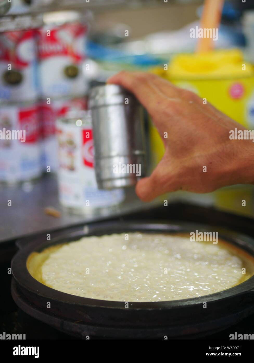 Der Prozess der Herstellung von süßen martabak (Terang Bulan). Süßer Martabak beginnt mit einem sehr eggy Teig, der dann in den gleichen großen gegossen wird. Stockfoto