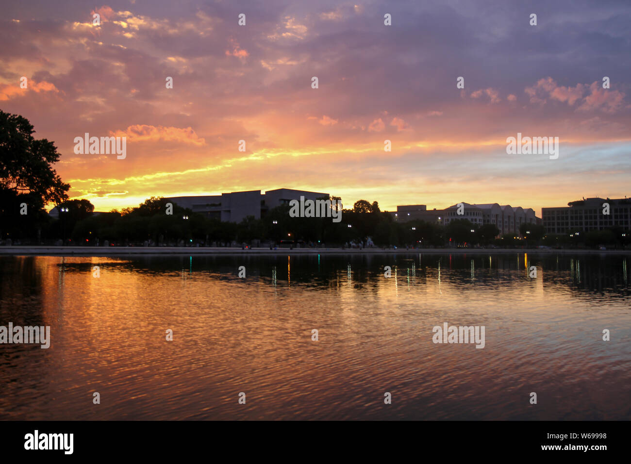 Sonnenuntergang über dem Capitol Reflecting Pool, Washington, DC, USA Stockfoto