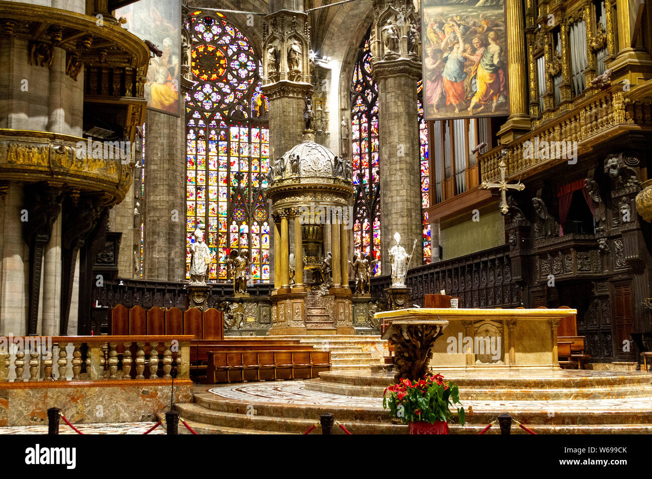 Der Altar mit Glasfenster im Hintergrund. Duomo di Milano (Mailand Dom). Stockfoto