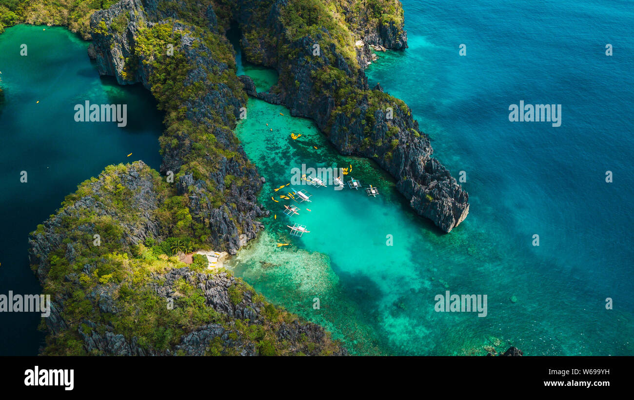 Luftaufnahme von wunderschönen Lagunen und Kalkfelsen von El Nido, Palawan, Philippinen Stockfoto