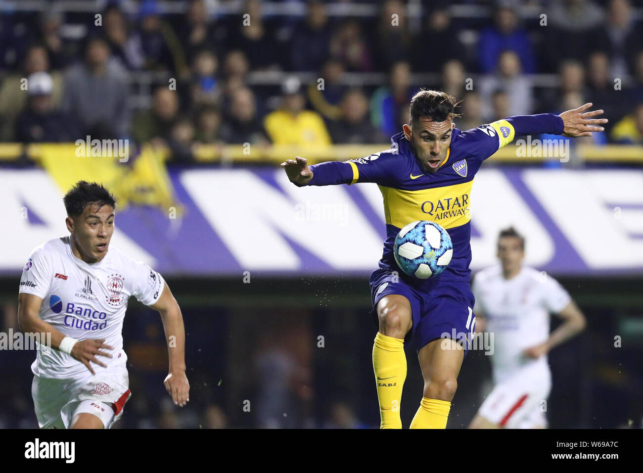 Buenos Aires, Argentinien - 28. Juli, 2019: Carlos Tevez Sprünge für die Kugel im ersten Spiel der Saison in der Bombonera Stadion in Buenos Aires, EIN Stockfoto