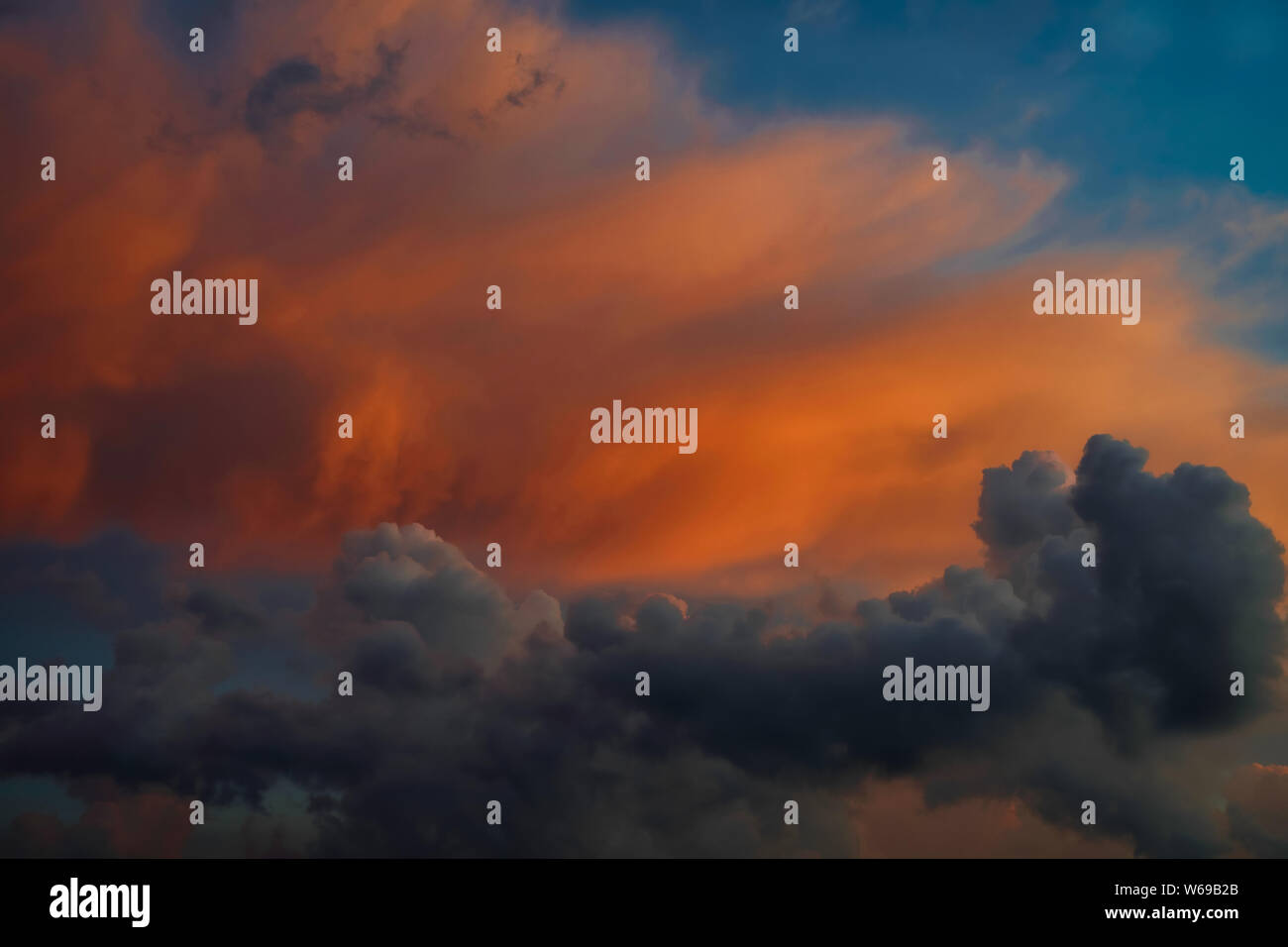 Filmische suchen Wolkenformationen am Abend Alabama Himmel. Stockfoto
