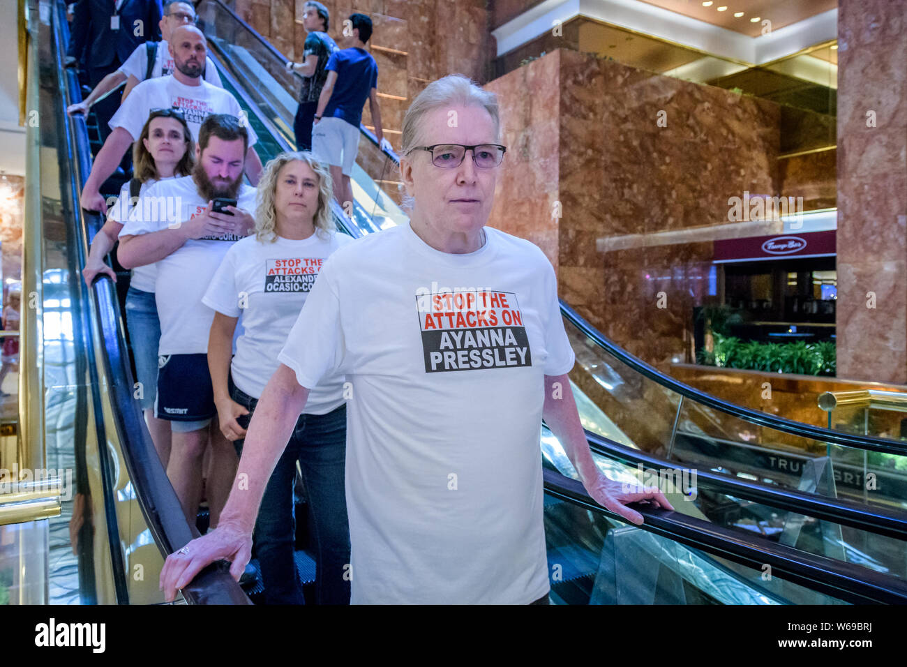 New York, Vereinigte Staaten. Juli 31, 2019. In der Nachmahd des Trump Tower verbietet, den Protest Schilder, Plakate und Poster, Aktivisten aus der Gruppe steigen und Widerstehen umgangen die Regel Inszenierung ein Protest vermitteln Ihre Botschaft unterstützen die vier Kongreßabgeordneten zu den jüngsten rassisch entzündliche Tweets ist Trumpf durch das Tragen von T-Shirts mit Nachrichten, die Angriffe auf sie zu stoppen gedruckt angegriffen. Credit: Erik McGregor/Pacific Press/Alamy leben Nachrichten Stockfoto