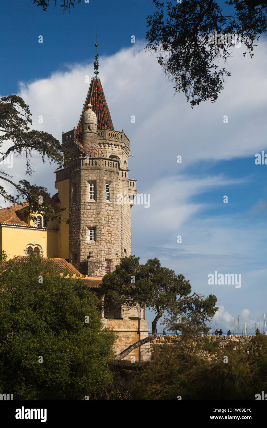 Condes de Castro Guimaraes Musem, früher bekannt als Torre de S. Sebastião (Saint Sebastian Tower) in Cascais, Portugal Stockfoto