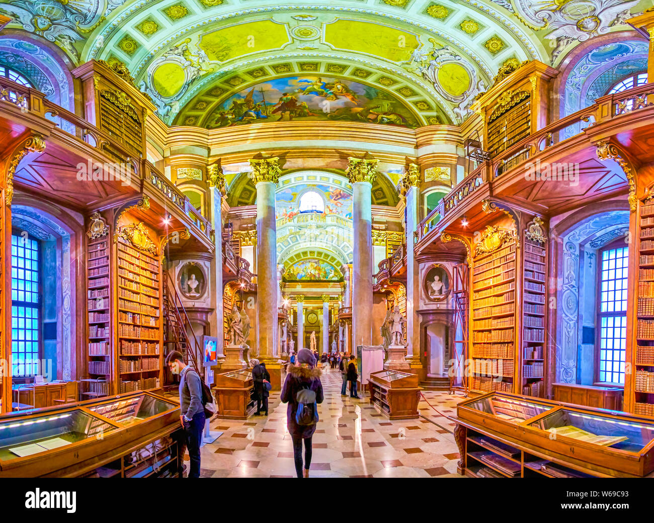 Wien, Österreich - 2. März, 2019: Der Flur der Nationalen Bibliothek mit Vintage Bücherregale und Fresken an der Decke, am 2. März in Wien Stockfoto