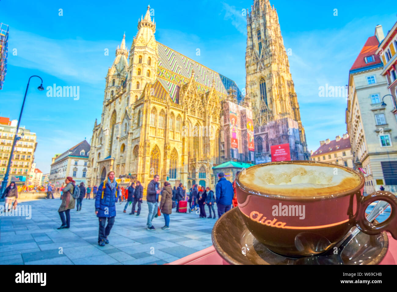 Wien, Österreich - 18. FEBRUAR 2019: die heiße Tasse Wiener Melange im Cafe Aida genießen Sie mit Blick auf Stephansdom, am 18. Februar in Wien. Stockfoto