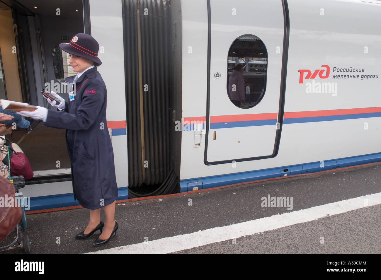 Sankt Petersburg, Russland - Juni 06, 2017: eine uniformierte Attendant orientiert die Fluggäste der Hochgeschwindigkeitszug von Sankt Petersburg nach Moskau Stockfoto