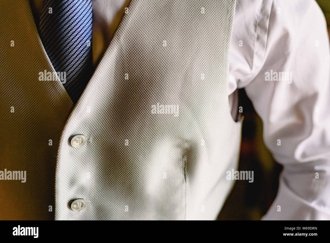 Detail der Klage eines Mannes elegant in blaue Jacke bekleidet. Stockfoto