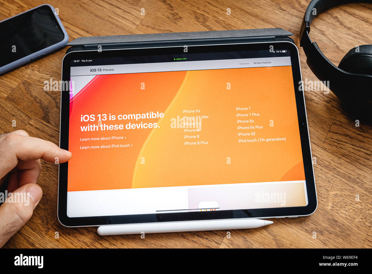 Paris, Frankreich - Jul 6, 2019: der Mensch Lesen auf Apple iPad pro Tablette über neueste Ankündigung bei Apple Worldwide Developers Conference wwdc neue Ios 13 kompatible Geräte Stockfoto