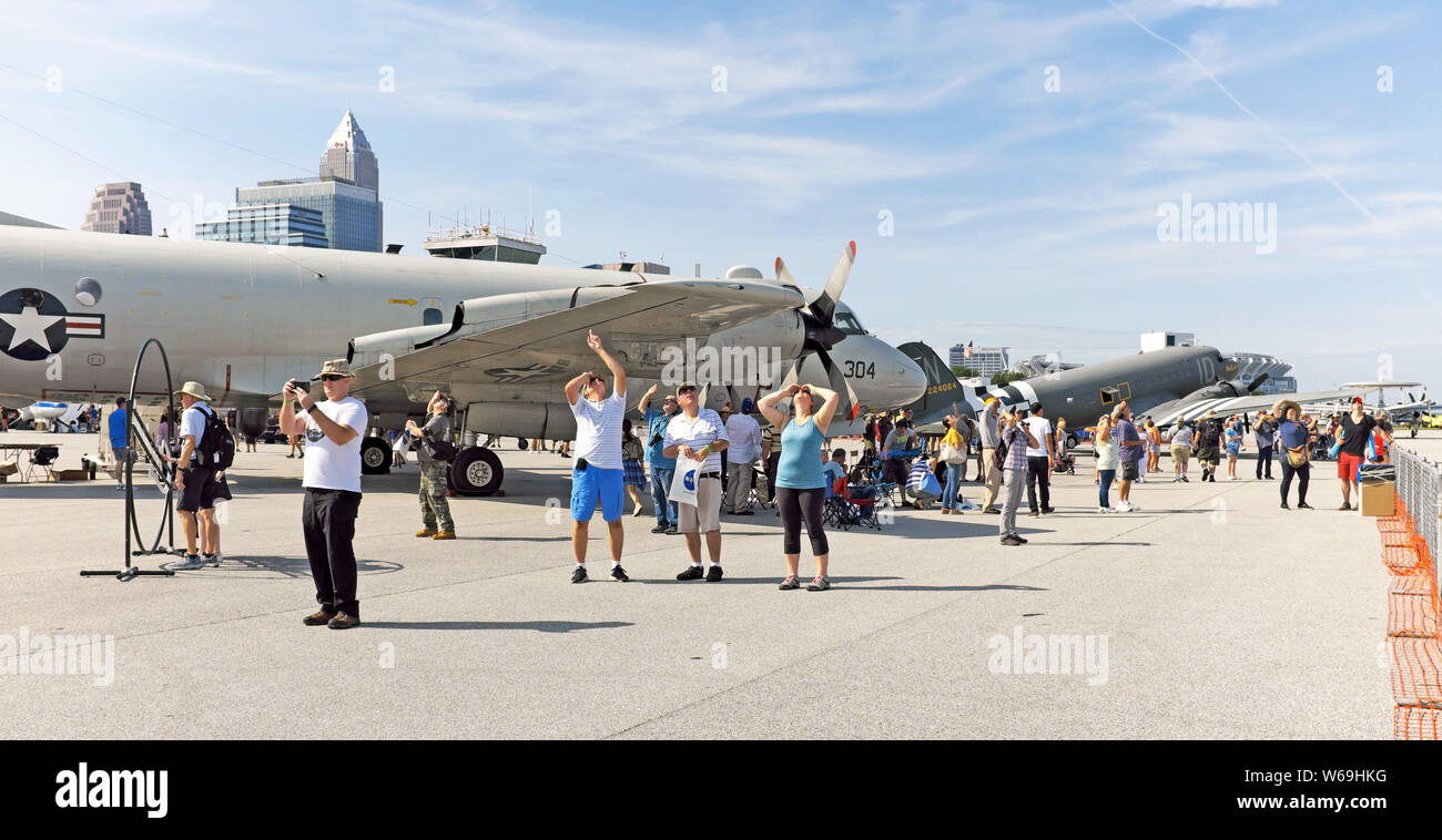 Die Menschen, die am Wochenende des Labour-Tages die National Air Show 2018 in Cleveland, Ohio besuchen, sehen in den Himmel, um den Luftanteil der Show zu sehen. Stockfoto