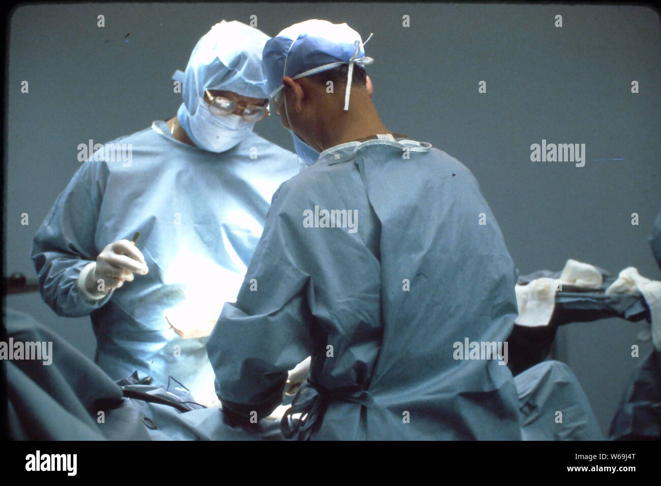 Orthopädische Chirurgen während der kniegelenkersatz Verfahren in einem örtlichen Krankenhaus in New Jersey 1985. Stockfoto