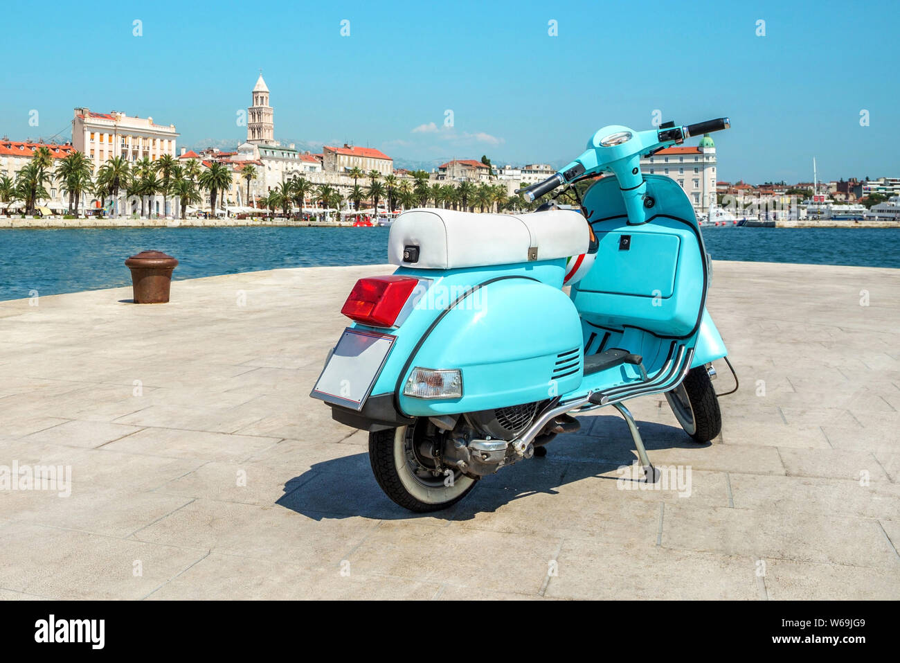 Blue vintage Scooter in der alten Stadt in der Nähe von Meer Stockfoto