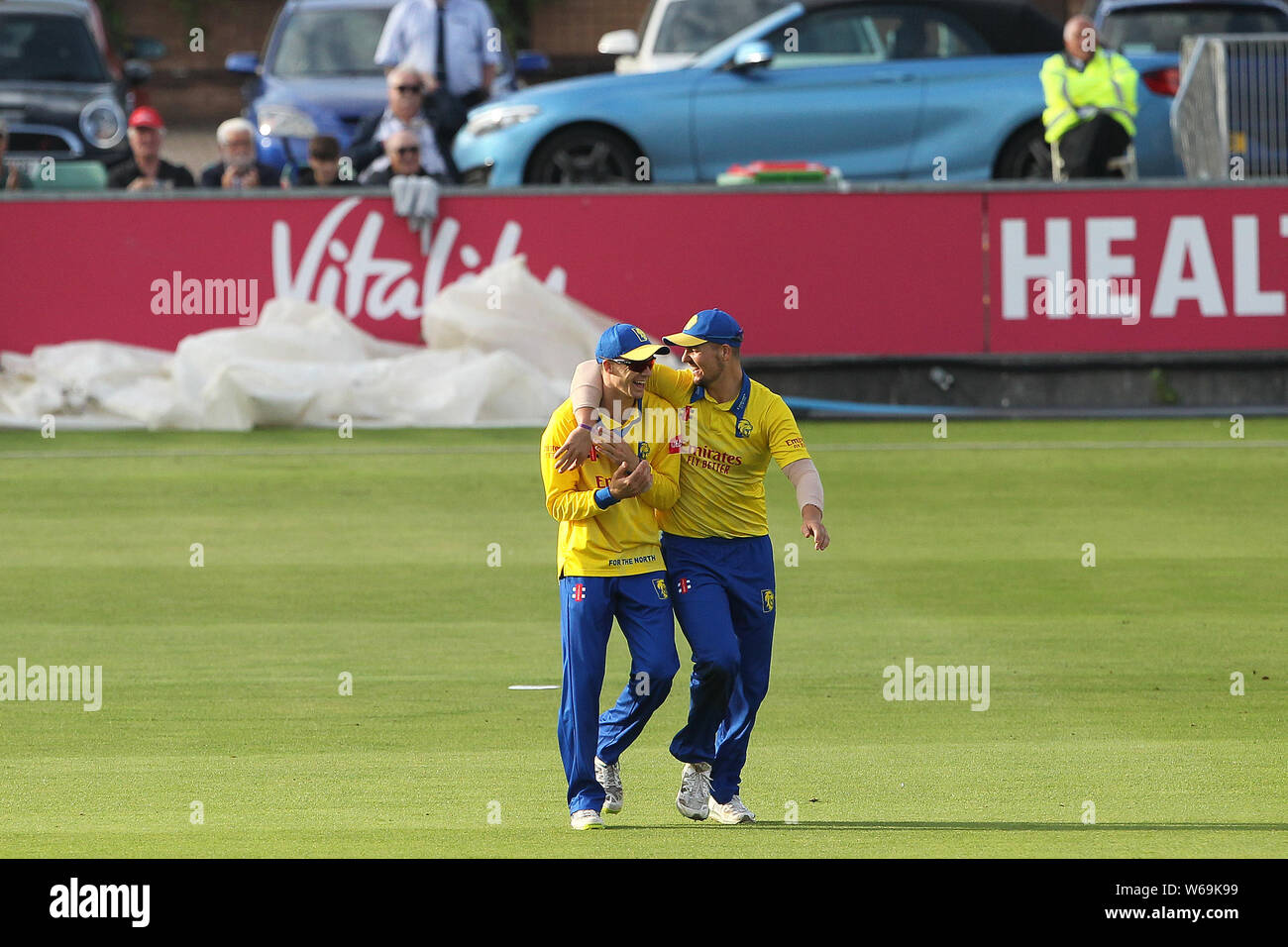 CHESTER LE Street, Durham ENGLAND 31. Juli Peter Handscomb (L) und Alex Lees (R) feiern, nachdem Hanscomb heraus lief Leicester Füchse "Harry Swindells während der Vitalität T20 Blast Match zwischen Durham County Cricket Club und Leicester Füchse im Emirates Riverside, Chester Le Street am Mittwoch, den 31. Juli 2019. (Credit: Mark Fletcher | MI Nachrichten) Credit: MI Nachrichten & Sport/Alamy leben Nachrichten Stockfoto