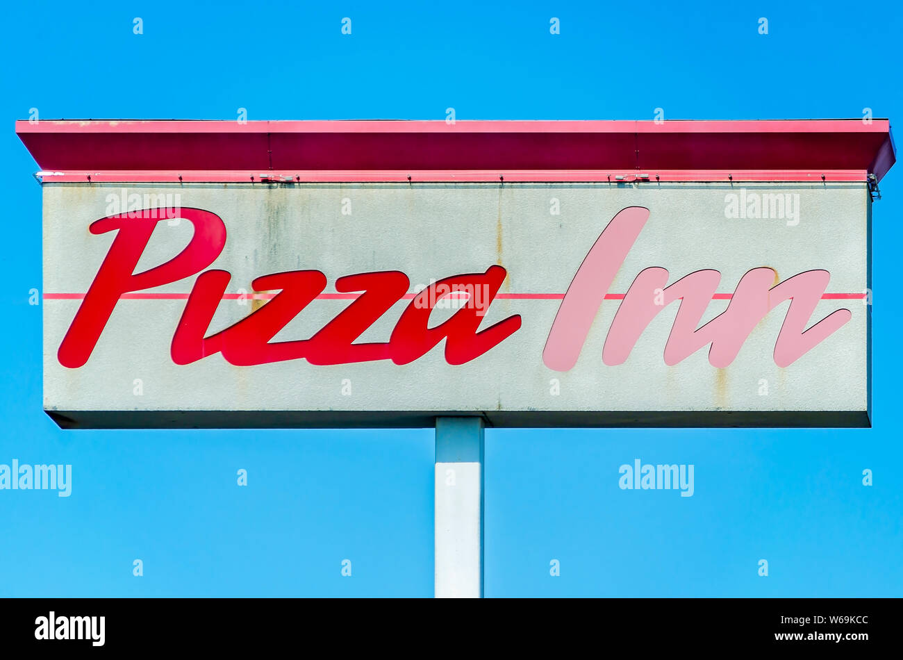 Eine alte Stil Pizza Inn Zeichen steht außerhalb des Unternehmens, 26. Juli 2019, in Vicksburg, Mississippi. Pizza Inn wurde in Texas im Jahre 1958 gegründet. Stockfoto