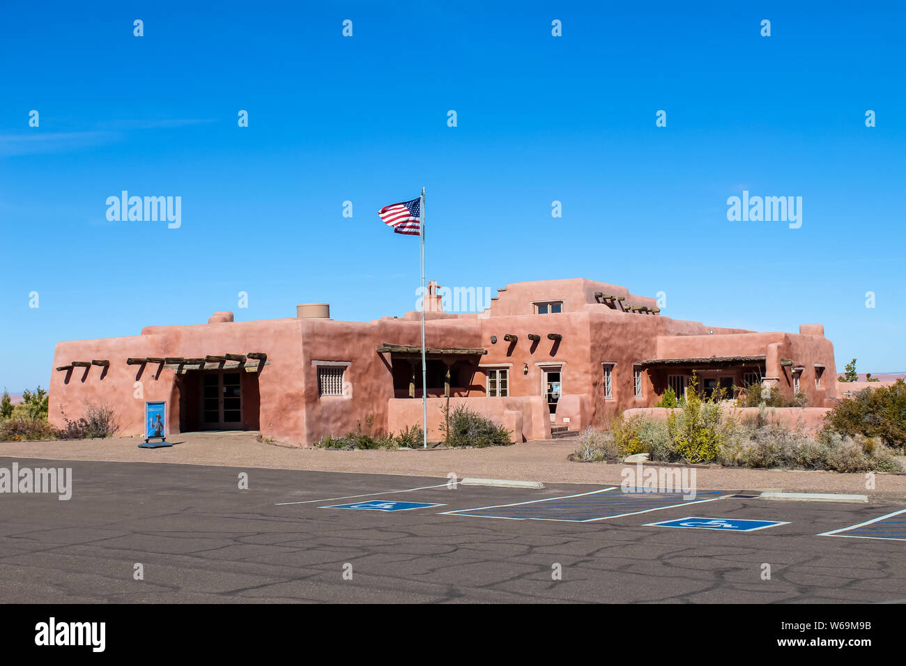 Pueblo Revival Stil Painted Desert Inn Museum in Petrified Forest National Park Stockfoto