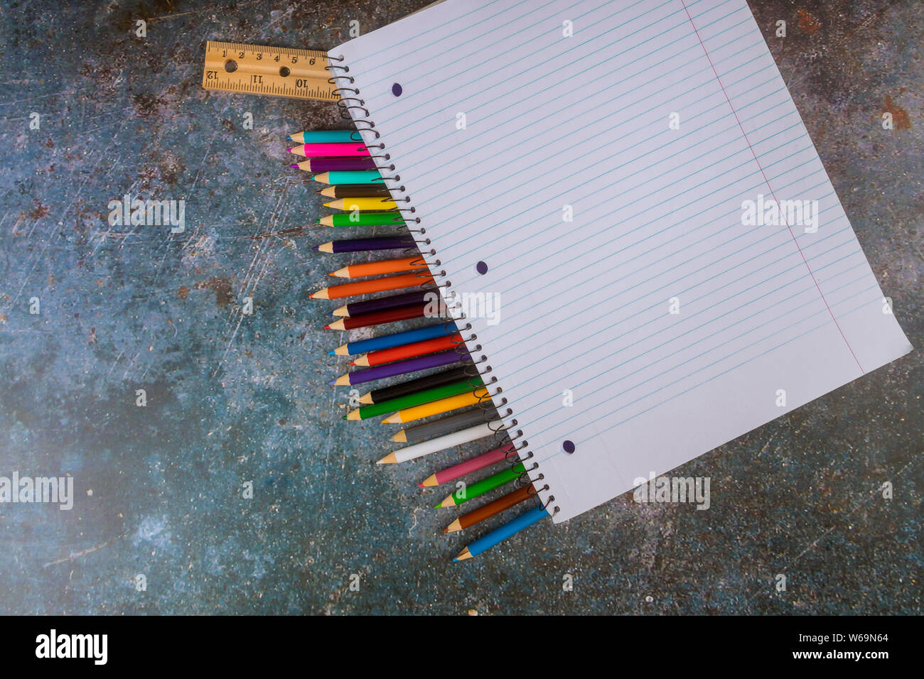 Sortierte Schulsachen mit einem farbigen Stifte, Lineal, Notebook Stockfoto