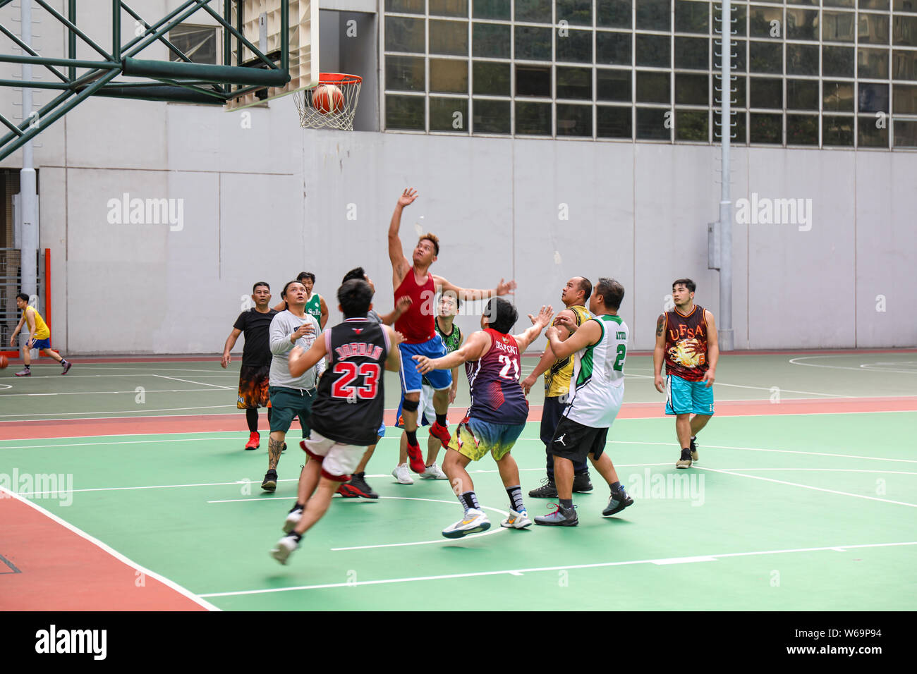 Hongkongers spielen Basketball auf southorn Playgroung in Wan Chai, Hong Kong Stockfoto