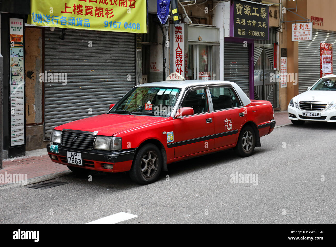 Red Hong Kong Taxi geparkt auf der Straßenseite in Hongkong Stockfoto
