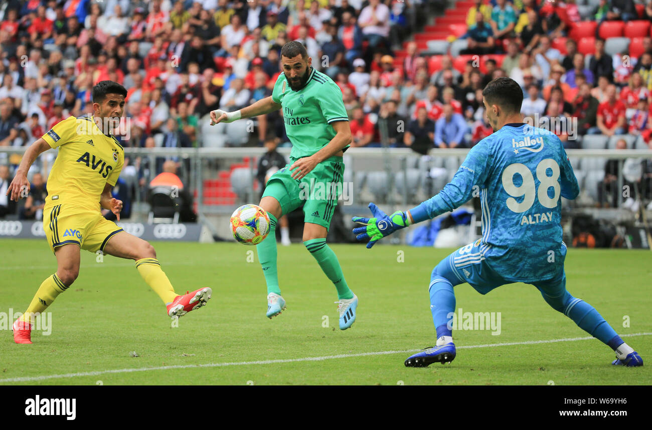 (190801) -- München, August 1, 2019 (Xinhua) - Karim Benzema (C) von Real Madrid schießt und Kerben während der dritten Platz Endspiel der Audi Cup zwischen Real Madrid Spanien und Fenerbahce SK der Türkei in München, Deutschland, am 31. Juli 2019. Real Madrid gewann 5-3. (Foto: Philippe Ruiz/Xinhua) Stockfoto