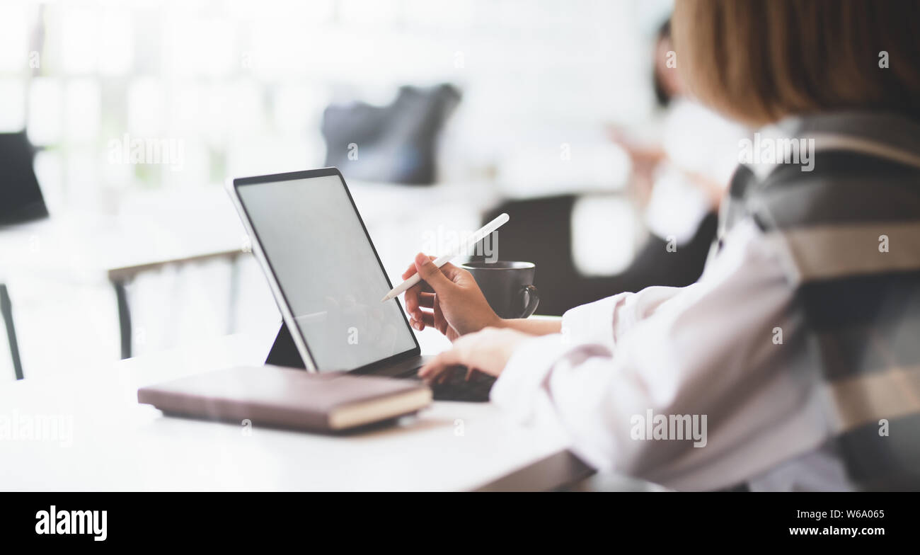 Smart Start Mitglieder kollektiver Informationen im Internet für neues Projekt Stockfoto