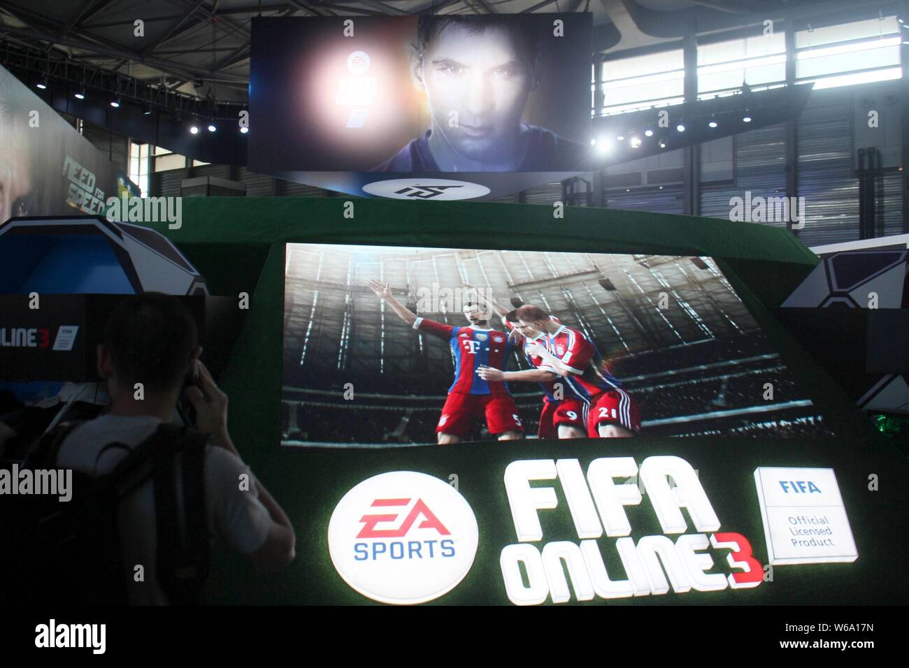 ---- Blick auf die Anzeige der Online Fussball Spiel FIFA Online 3 am Stand von EA (Electronic Arts) während des 13 China digitale Unterhaltung Stockfoto