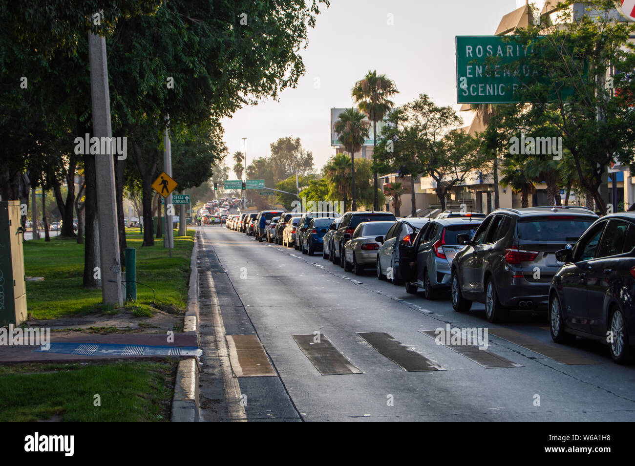 TIJUANA, BAJA CALIFORNIA / Mexiko, 28. JULI 2019: Der Grenzübergang Linie erstreckt sich in Zona Rio, verkehrsentwicklungsstrategie Verkehr im Zentrum von Tijuana und Zeichnung s Stockfoto