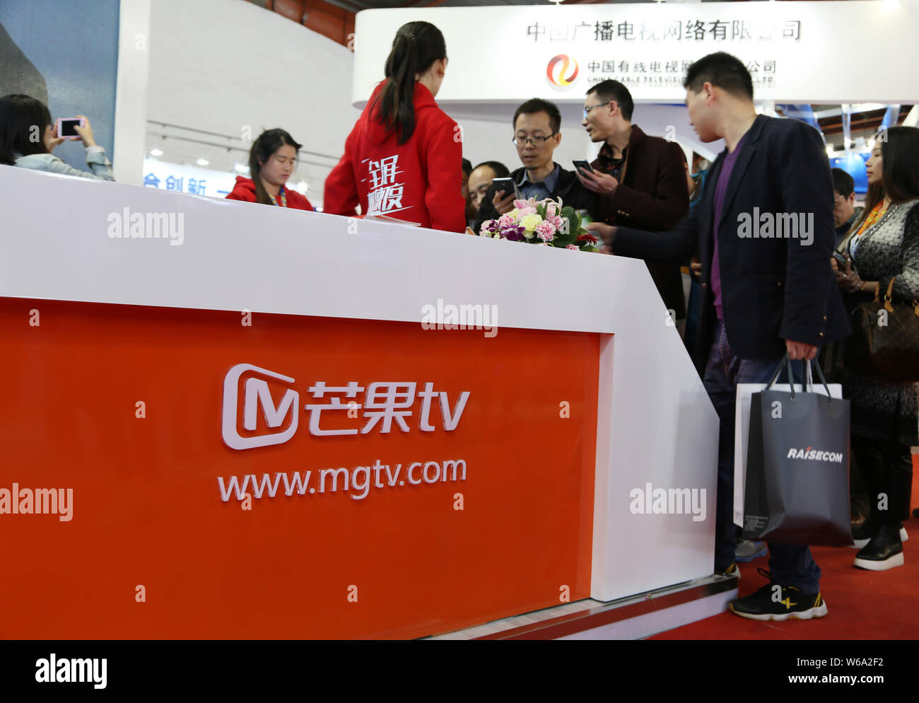 ---- Menschen besuchen den Stand der chinesischen Internet enterprise Mango TV in Peking, China, 24. März 2016. Chinesisch online Video Sender Starcor In Stockfoto