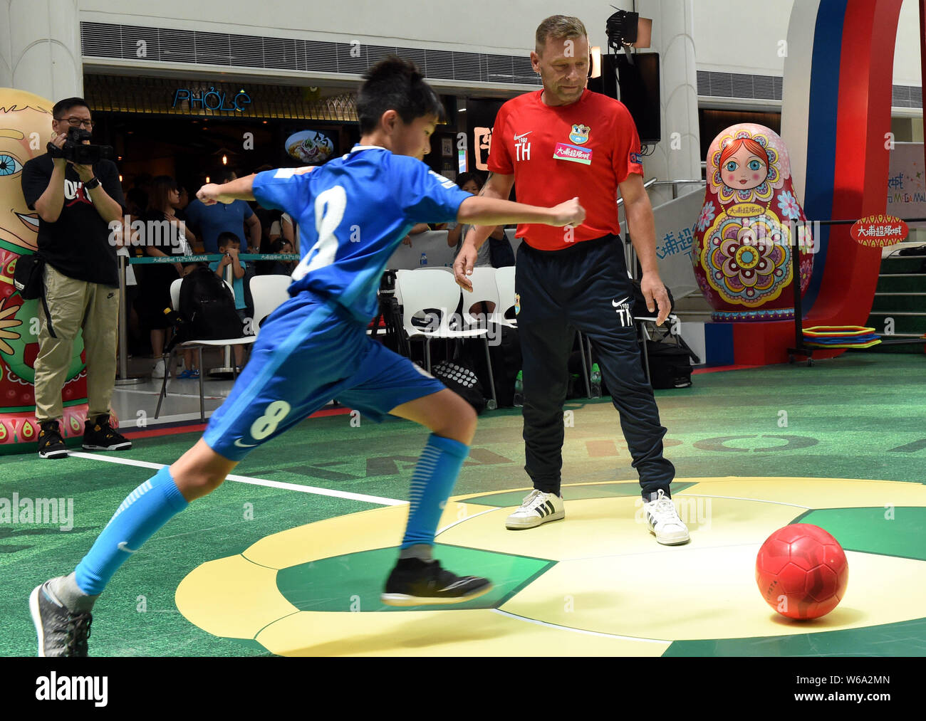 Deutsche ehemaliger Fußballspieler Thomas Hassler, in Rot, besucht eine Werbeveranstaltung für den FIFA World Cup 2018 in Hongkong, China, 10. Juni 2018. Stockfoto