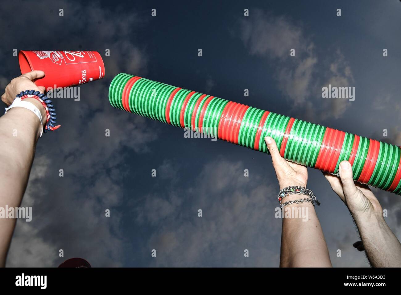 Fußball-Fans aus der ganzen Welt ein Mensch Turm zu bauen, um den Stack eine 5 Meter hohe Bier cup Turm auf ein Quadrat, um den 2018 FIFA-C Stockfoto