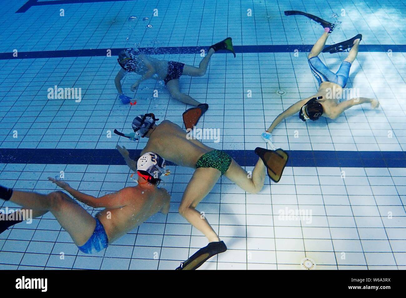 In diesem undatierten Foto, Mitglieder einer Unterwasser Hockey Team an einer Schulung nehmen in einem Schwimmbad in Shanghai, China. Unterwasserhockey Stockfoto