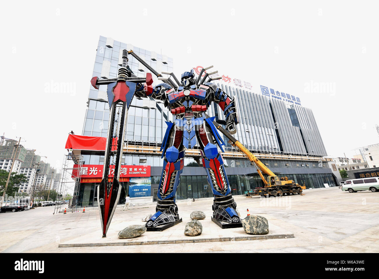 Eine Replik von Optimus Prime aus Auto Schrotte vor einer kommerziellen Komplex in Liaocheng City ist,'s East China Shandong provinc Stockfoto