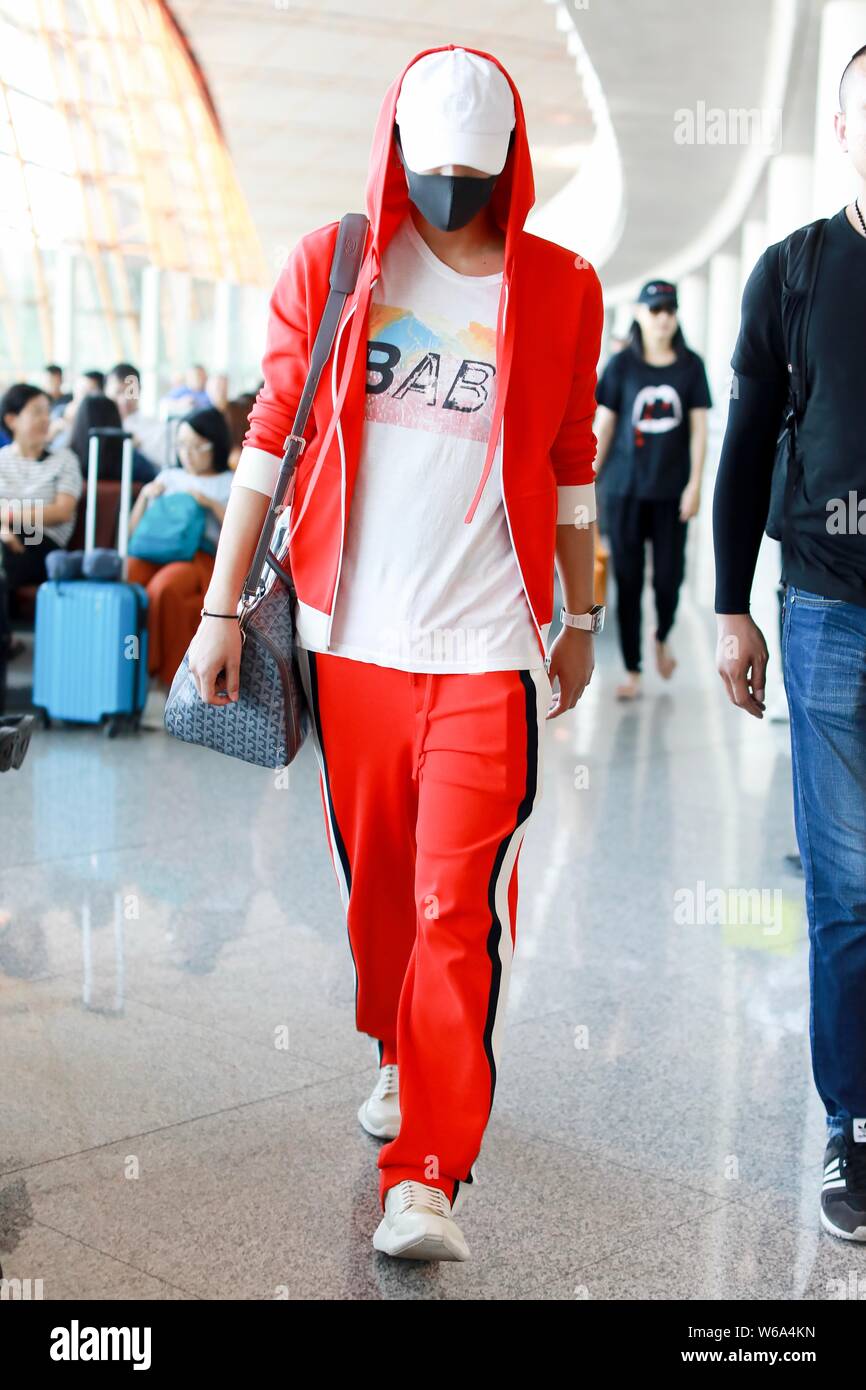 Chinesische Sänger und Schauspieler Huang Zitao, besser bekannt als Z Tao, ist gesehen, eine Gesichtsmaske in sportlichem Outfit an der Beijing Capital International Airpor Stockfoto