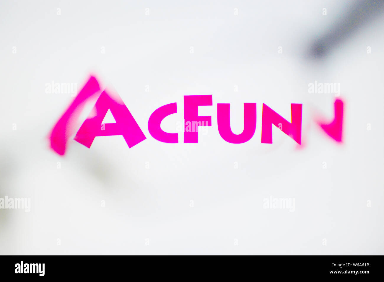 ---- Einen chinesischen Netizen durchsucht Chinesischen Video-Sharing-Website AcFun in Peking, China, 2. Februar 2018. Douyin Rivale, kurzes Video Sharing und Li Stockfoto