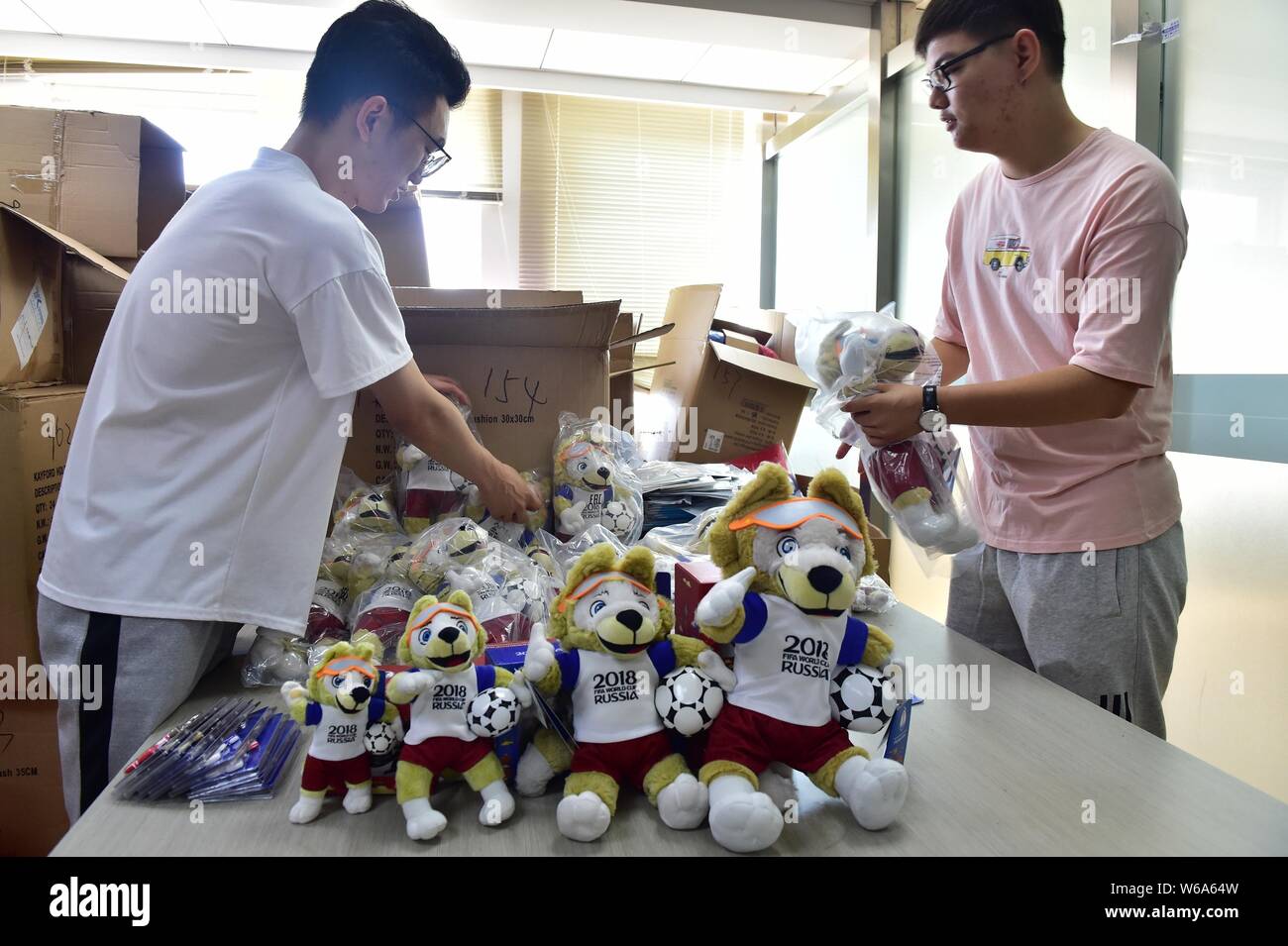 Chinesische Arbeiter Paket lizenziert gefüllt Spielzeug von Zabivaka der Wolf, das Maskottchen der FIFA WM 2018, am Lager der Chinesischen grenzüberschreitenden e- Stockfoto