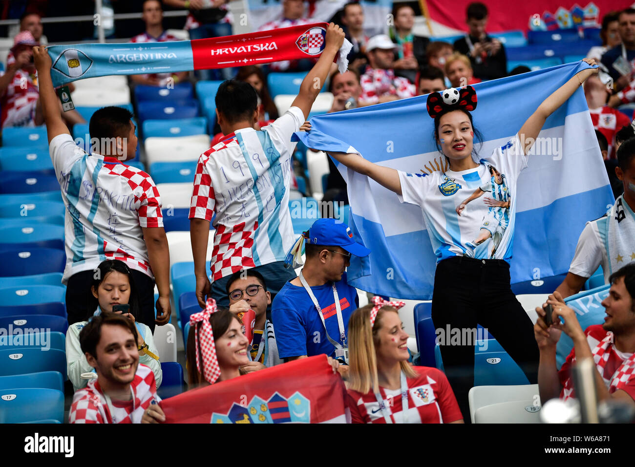 Chinesische FußballFans des FC Barcelona Holding ein Banner ihre