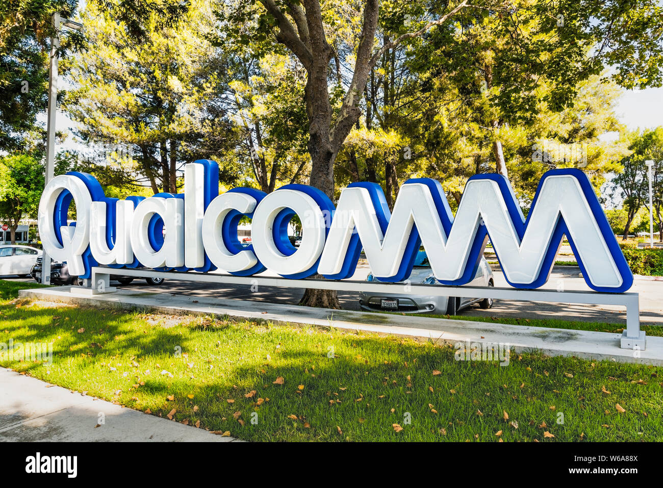 Juli 31, 2019 Santa Clara/CA/USA - Qualcomm Zeichen an ihre Silicon Valley Office; Qualcomm, Inc. ist eine US-amerikanische multinationale Halbleiter- und Tel. Stockfoto