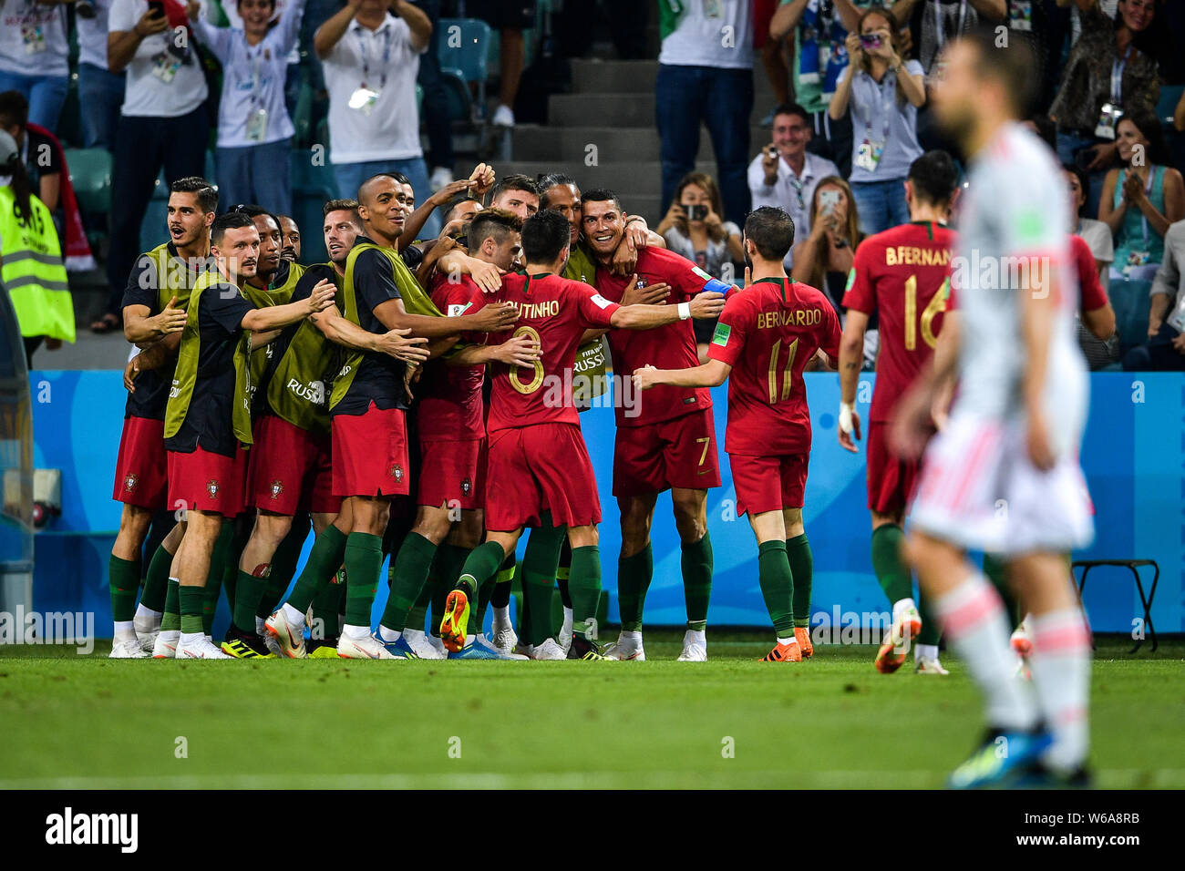 Cristiano Ronaldo von Portugal, Zentrum, feiert mit seinen Mannschaftskameraden, nachdem er sein zweites Ziel gegen Spanien in ihrer Gruppe B Gleichen während der 201 Stockfoto