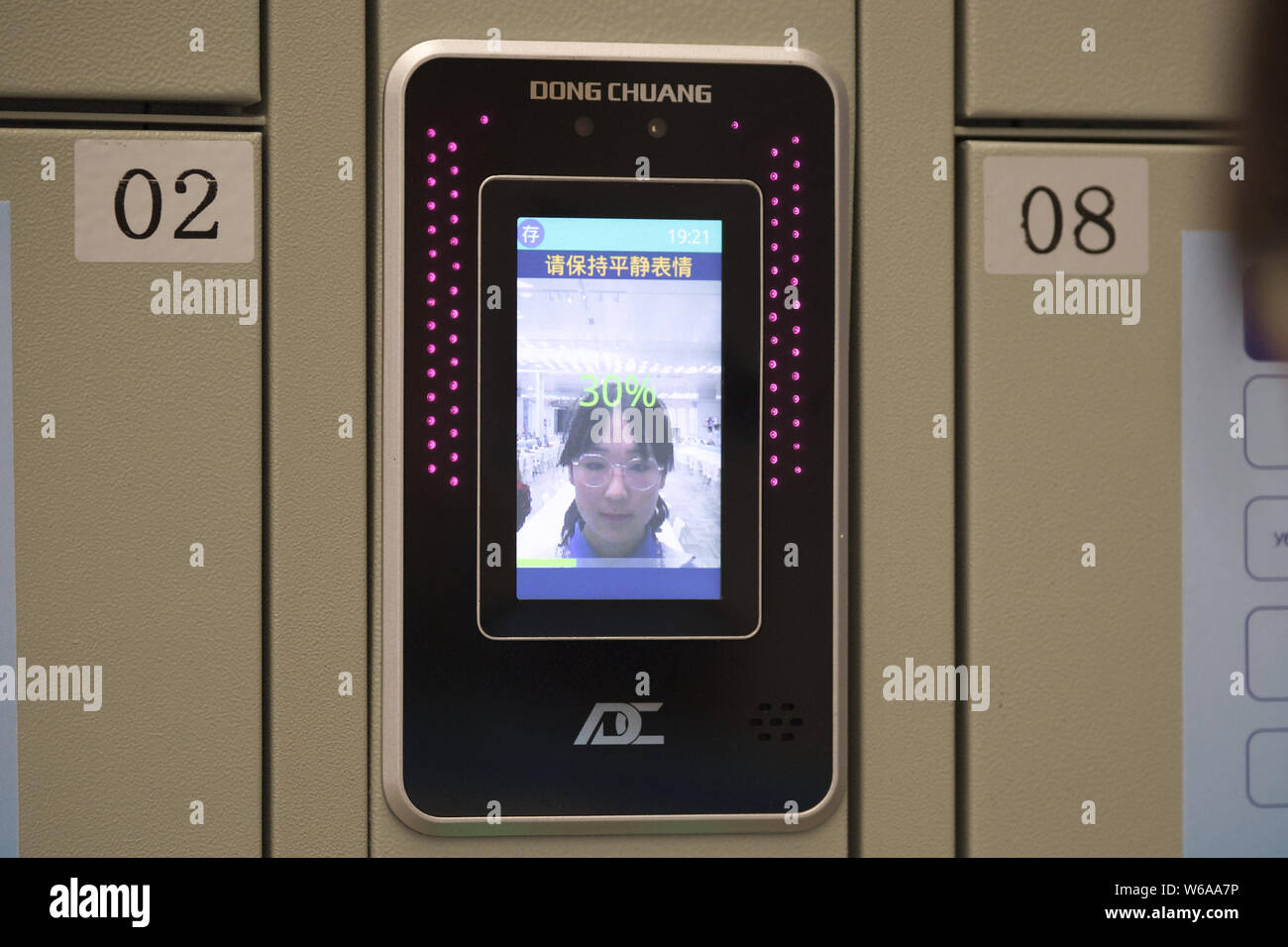 Ein freiwilliger zeigt zur Eröffnung einer intelligenten Spind mit Gesichtserkennung am Media Center für 18 Gipfel in Shanghai Organisation für Zusammenarbeit Stockfoto