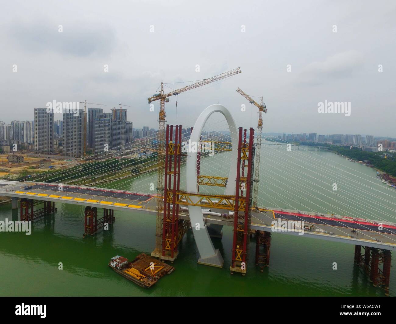 Luftbild der Baustelle der Baisha Brücke, dem weltweit größten asymmetrische Schrägseilbrücke, bald in Liuzhou Stadt zu öffnen, im Süden C Stockfoto