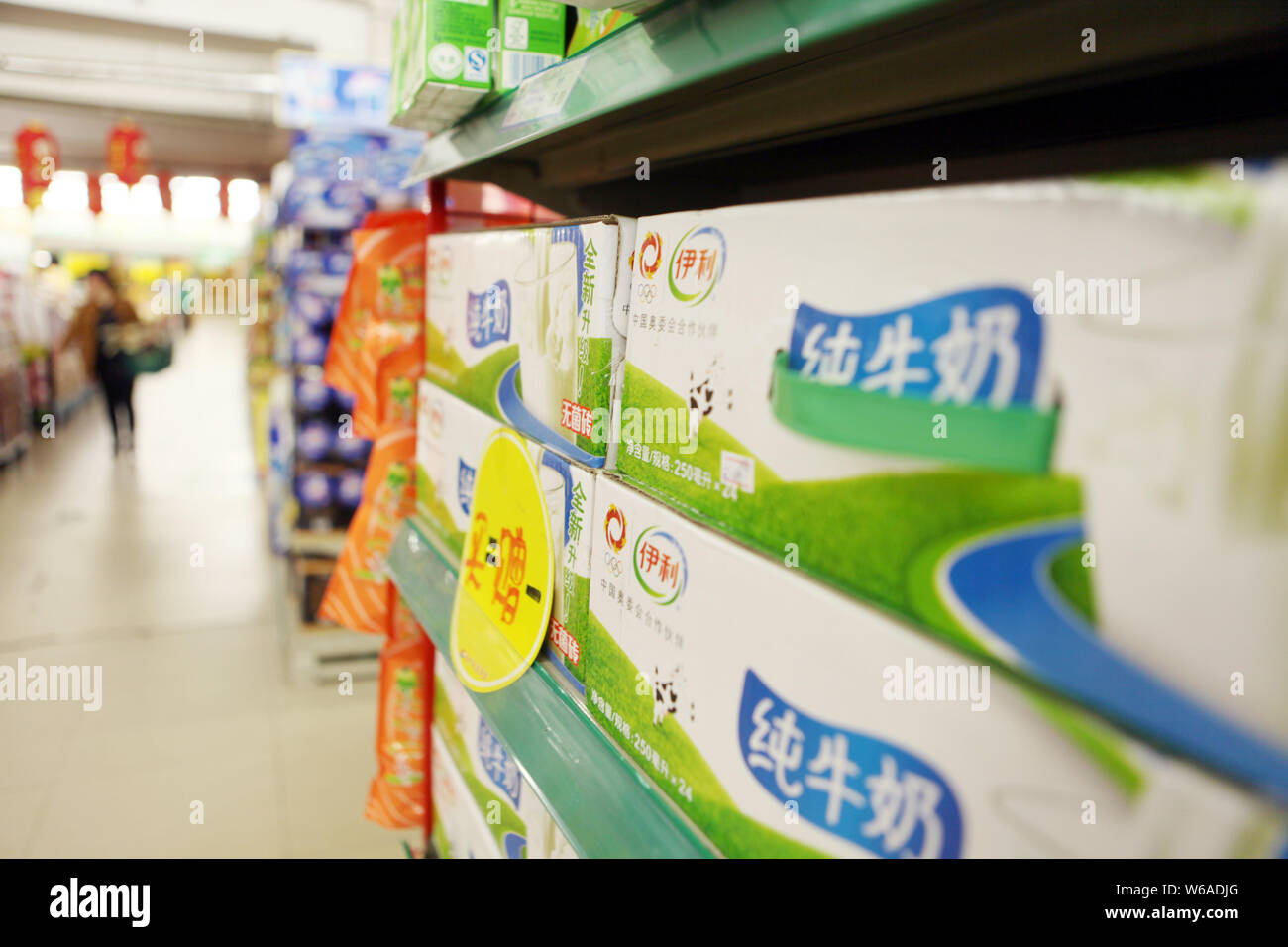 ---- Kartons von Yili reine Milch sind für den Verkauf in einem Supermarkt in Rizhao, East China Provinz Shandong, 7. Mai 2014. China am Montag (11. Juni Stockfoto